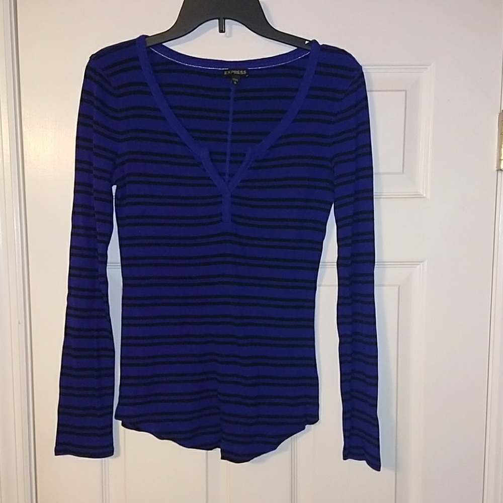 Express Long Sleeved V Neck Tee Size Med
